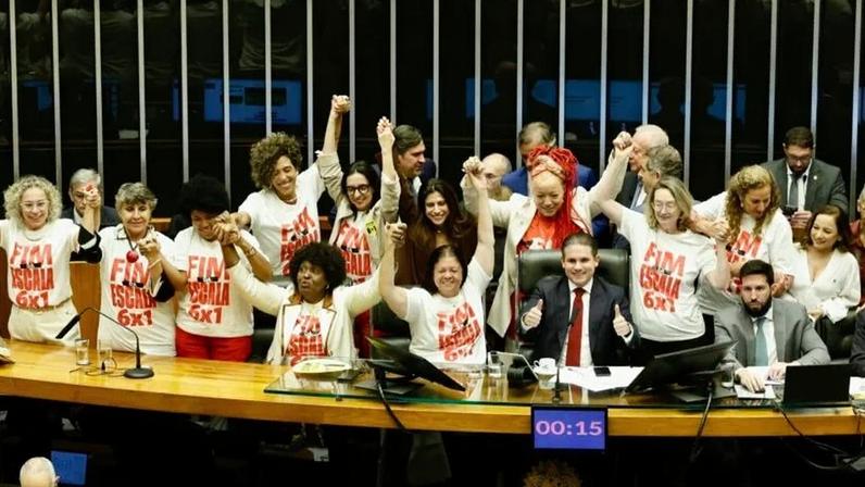 Governistas comemoram aprovação do fim da 6 X 1 e provocam PL