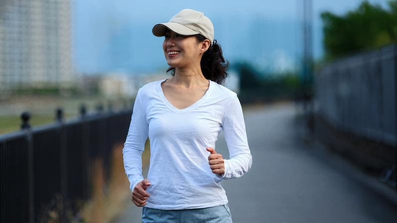Foto colorida de mulher japonesa caminhando - Metrópoles
