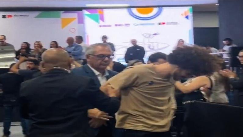 Na imagem, o vereador Paulo Juventude (Psol-SP) sendo retirado do evento em SP