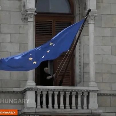 Hungria reinstala bandeira da UE no Parlamento após 12 anos