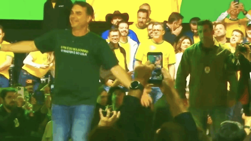 Flávio Bolsonaro volta a fazer dancinha em Santa Catarina