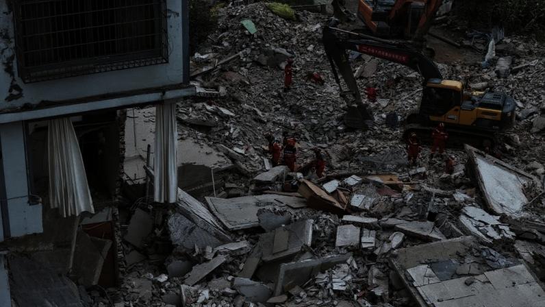Departamento de Gestão de Emergências de Liuzhou declarou que 13 prédios desabaram por causa do terremoto.