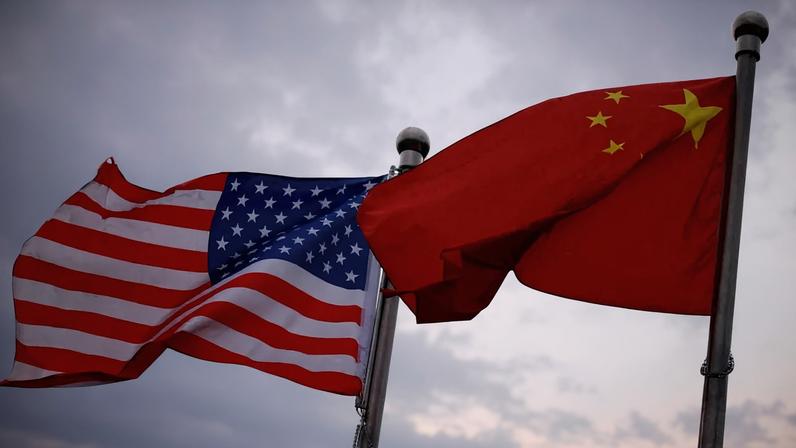 Bandeiras dos EUA e da China 08/04/2025. REUTERS/Tingshu Wang/File Photo