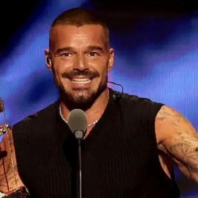 Início conturbado da turnê de Ricky Martin: show interrompido e gás no palco