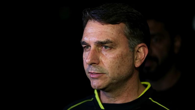 Senador Flávio Bolsonaro participa de uma vigília após a prisão de Bolsonaro pela Polícia Federal, encerrando meses de prisão domiciliar, em Brasília, Brasil, em 22 de novembro de 2025. REUTERS/Mateus Bonomi