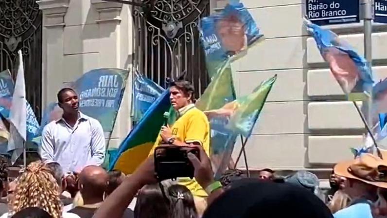 Vídeos da gravação de 'Dark Horse' mostram gravação de cena de comício onde Bolsonaro foi esfaqueado em 2018