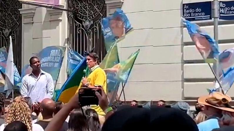 Vídeos da gravação de 'Dark Horse' mostram gravação de cena de comício onde Bolsonaro foi esfaqueado em 2018