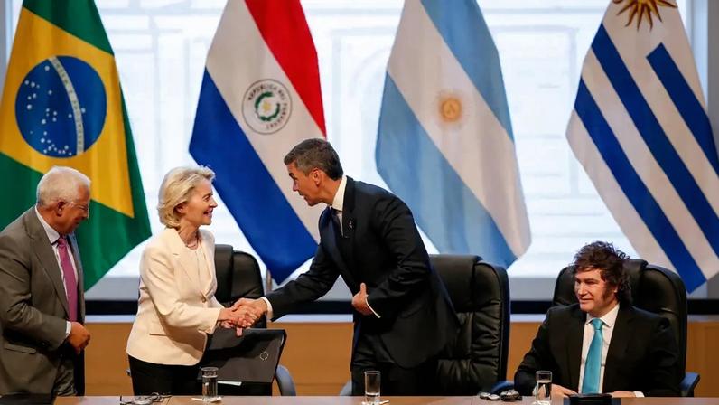 Ursula von der Leyen e Santiago Peña, na cerimônia de assinatura do acordo UE-Mercosul (REUTERS/Cesar Olmedo)
