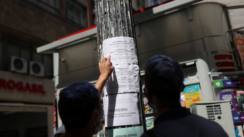 Pessoas observam anúncios de emprego em poste de luz no centro de São Paulo 30/09/2020 REUTERS/Amanda Perobelli
