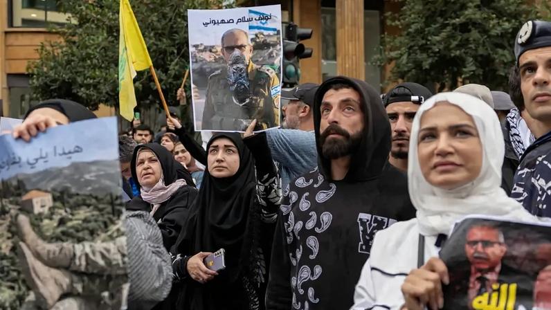Manifestantes, incluindo apoiadores do Hezbollah, protestam contra a negociação direta entre Israel e o governo libanês, em Beirute 10 de abril de 2026 REUTERS/Adnan Abidi
