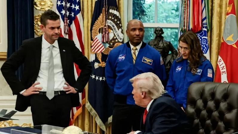 O administrador da NASA, Jared Isaacman, ouve atentamente enquanto o presidente dos EUA, Donald Trump, discursa durante um evento com astronautas da missão Artemis II no Salão Oval da Casa Branca, em Washington, D.C., EUA, em 29 de abril de 2026. REUTERS/Evelyn Hockstein