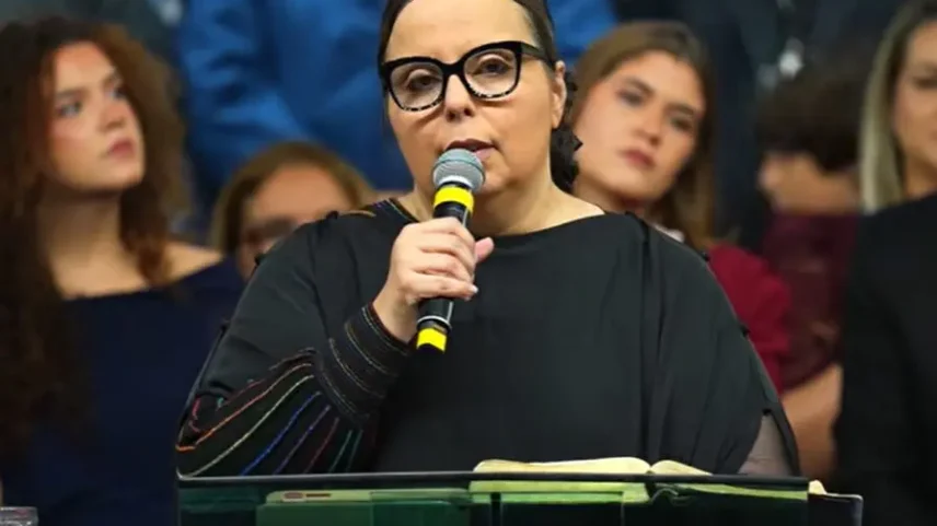 Helena Raquel durante sua fala no Congresso Internacional de Missões dos Gideões Missionários da Última Hora 2026. (Foto: Reprodução/TV Gideões)