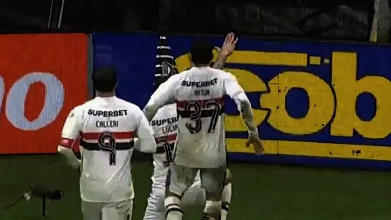 Luciano derrubou bandeirinha do Corinthians (Foto: Reprodução/ Amazon Prime)