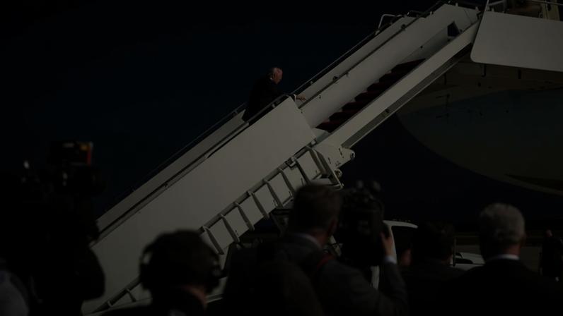 Presidente dos EUA, Donald Trump, embarca no Air Force One para uma viagem à China, na Base Conjunta Andrews, Maryland, EUA, em 12 de maio de 2026 REUTERS/Evan Vucci