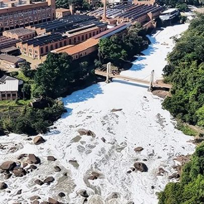 Espuma tóxica cobre o Rio Tietê em Salto, interior de SP