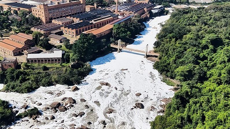 Espuma vista no Rio Tietê é resultado da carga de poluição da Grande São Paulo