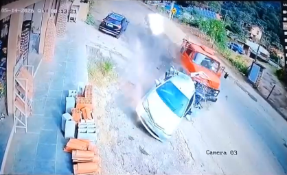 Um grave acidente entre um caminhão e um veículo matou três pessoas e deixou outras quatro feridas nesta quinta-feira (14), na cidade de Nova Friburgo, região serrana do Rio de Janeiro