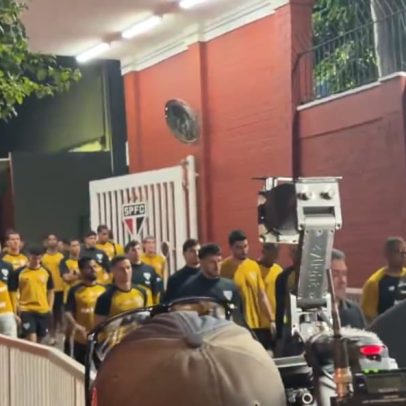 Torcida organizada do São Paulo protesta no CT e conversa com jogadores