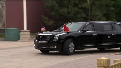 Presidente dos EUA, Donald Trump, chegando em Zhongnanhai, a residência oficial do governo chinês