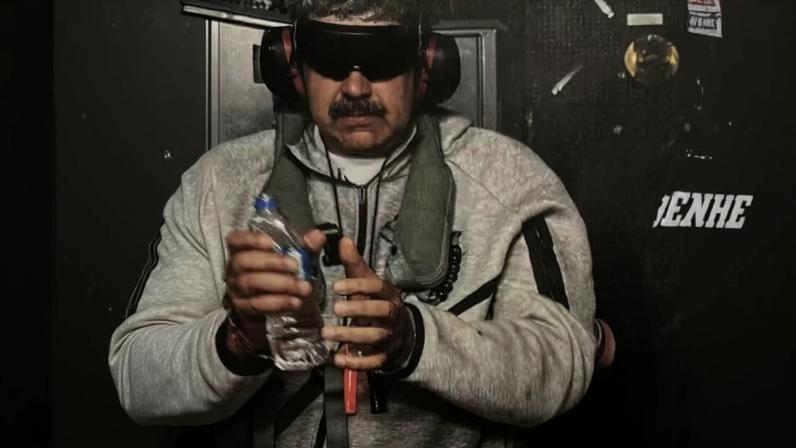 O ditador Nicolás Maduro (à esquerda) após ser capturado pelas forças dos EUA e o secretário de Estado dos EUA, Marco Rubio (à direita). (Reprodução/Twitter)