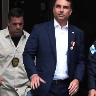 Flávio Bolsonaro elogia filme biográfico sobre o pai