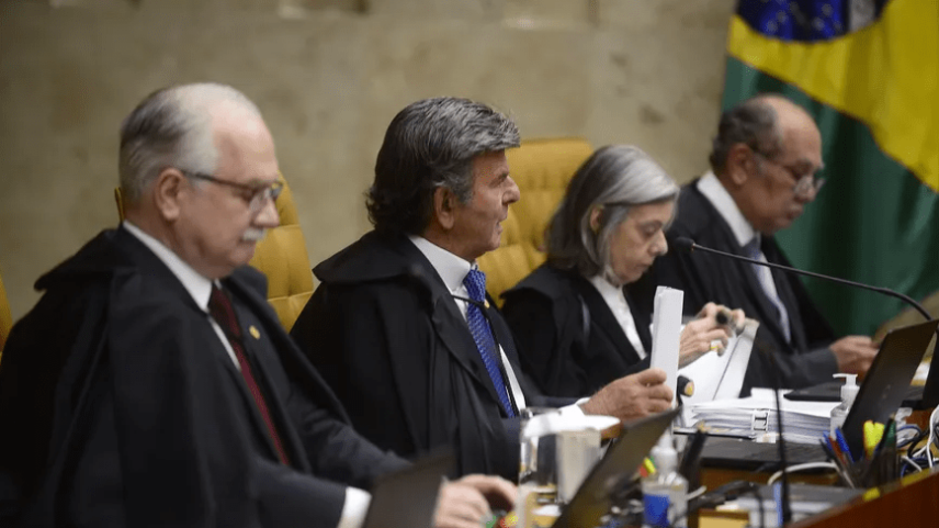 A ministra Cármen Lúcia entre os ministros Gilmar Mendes (no alto), Luiz Fux e Edson Fachin (Nelson Jr/SCO/STF/09-02-2023)