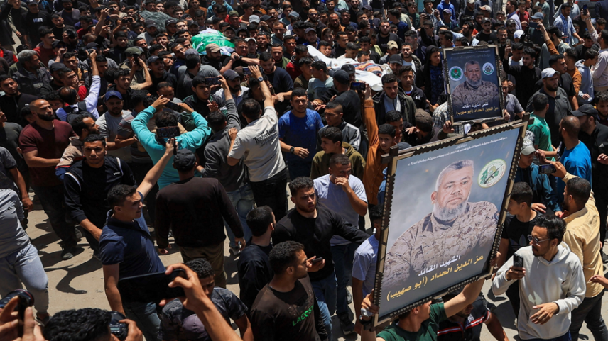 Pessoas carregam imagens e corpos identificados por enlutados como sendo do comandante da ala militar do Hamas, Izz al-Din al-Haddad, sua esposa e sua filha, mortos em um ataque israelense na sexta-feira, durante um funeral na Cidade de Gaza, 16 de maio de 2026. REUTERS/Dawoud Abu Alkas
