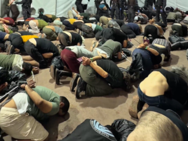 Ativistas da Flotilha Global Sumud, que tenta romper bloqueio israelense para levar suprimentos a Gaza, são detidos em Israel. 20/05/2026 - (X/@itamarbengvir/Reprodução)