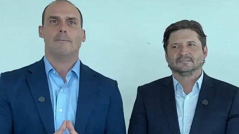 Eduardo Bolsonaro deverá ser suplente de André do Prado na disputa pelo Senado