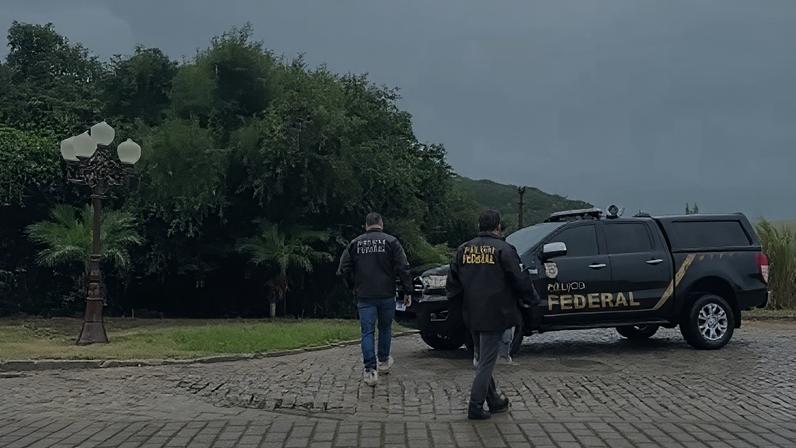 Na ação de hoje, os policiais levaram a bebê para uma casa de acolhimento, bem como apreenderam aparelhos celulares, diversos documentos da criança e a autorização de viagem ao exterior