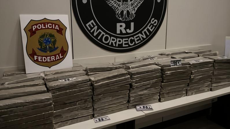 Droga estava fracionada em tabletes em caixas de papelão na cabine do veículo.