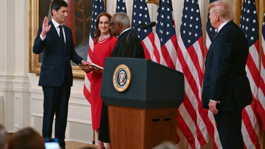 Kevin Warsh presta juramento perante o Juiz Associado da Suprema Corte Clarence Thomas, enquanto sua esposa, Jane Lauder, e o Presidente Donald Trump assistem à cerimônia de posse no Salão Leste da Casa Branca, em Washington, em 22 de maio. Fotógrafo: Roberto Schmidt/Getty Images/Bloomberg