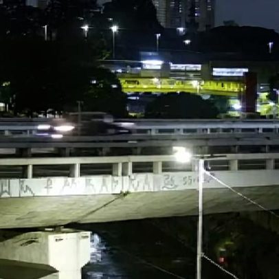Bombeiros descrevem dificuldades no resgate de carro submerso em SP