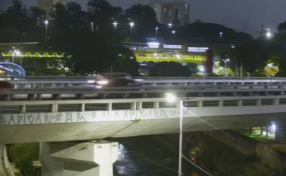 Carro cai em rio e fica submerso após acidente na Avenida do Estado em SP