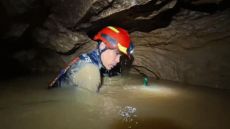 Socorrista na caverna onde sete pessoas estão presas na província de Xaysomboun, na Tailândia.