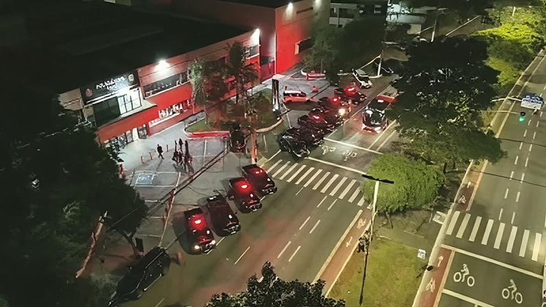 Policiais do Deic (Departamento Estadual de Investigações Criminais) e auditores da Secretaria da Receita Estadual (SEFAZ) cumprem mandados contra uma estrutura hieraquizada cujo objetivo era enganar empresas por meio da comercialização de créditos de ICMS (Imposto sobre Circulação de Mercadorias e Serviços) fictícios em esquema que causou prejuízo de R$ 30 milhões