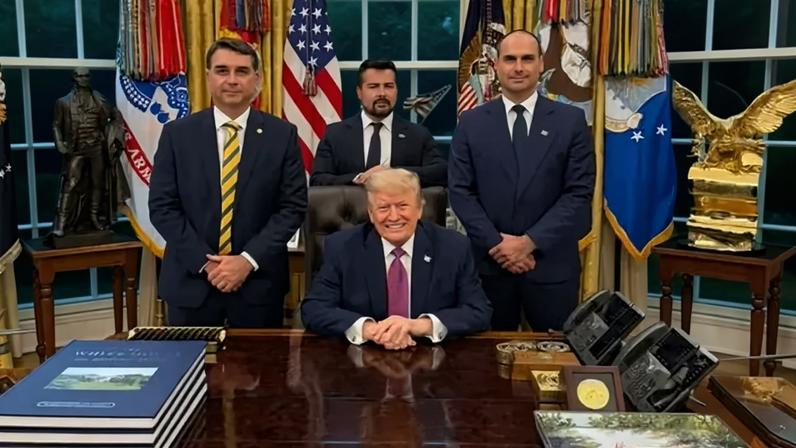 Flávio Bolsonaro, Eduardo Bolsonaro e Paulo Figueiredo com Donald Trump no Salão Oval, na Casa Branca. Foto: Divulgação