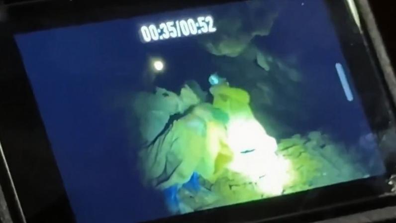 Imagens de câmera GoPro filmadas por socorristas mostram momento em que equipe de resgate encontra com vida pessoas presas há uma semana em caverna na região central do Laos. 27/05/2026 - (X/Reprodução)