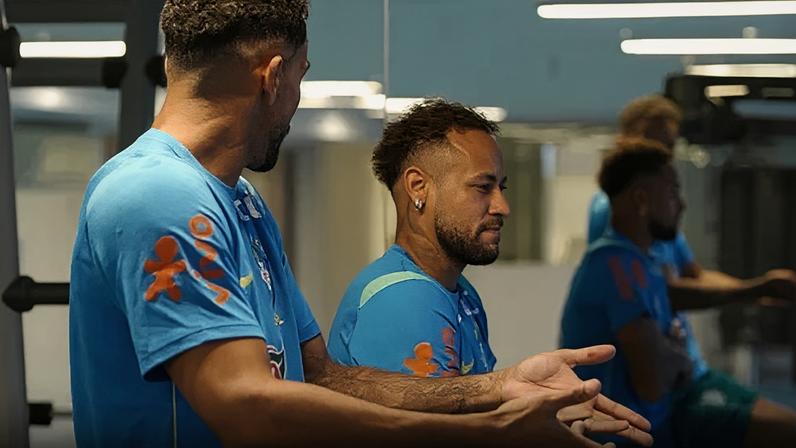Neymar faz exercícios na academia do CT da Seleção Brasileira (Foto: Reprodução)