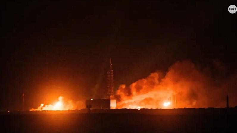 Fogo e fumaça se elevam da plataforma de lançamento do foguete New Glenn da Blue Origin durante uma explosão em um teste, em Cabo Canaveral, Flórida, EUA, em 28 de maio de 2026, nesta imagem obtida das redes sociais. Courtney Blair/via REUTERS.