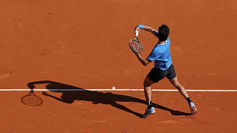 Carlos Alcaraz, número 2 do mundo, durante partida em Roland Garros