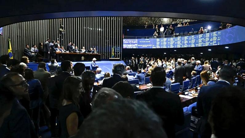 Oposição e empresários tentam atrasar PEC do 6x1 no Senado