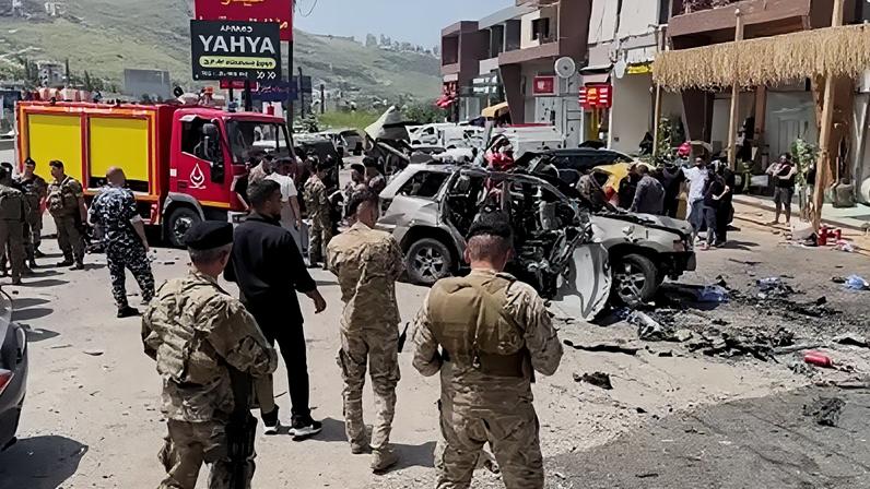 Carro é atingido no Sul do Líbano durante uma série de ataques de Israel