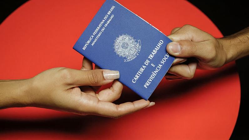 A Confederação Nacional do Comércio afirma que a proposta desconsidera as particularidades de setores como varejo e turismo, que dependem de funcionamento contínuo e horários estendidos; na imagem, uma carteira de trabalho