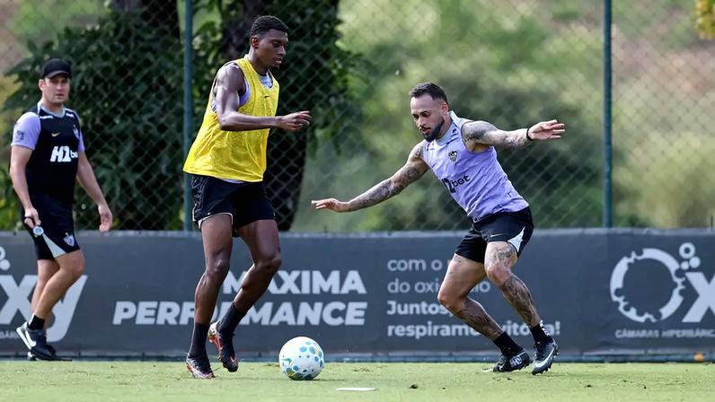 Cassierra e Maycon em treinamento (Foto: Daniela Veiga / Atlético)
