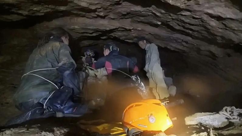 Mergulhadores de resgate compartilham imagens dos equipamentos usados para retirar pessoas presas dentro de uma caverna em Xaisomboun, no Laos - 30/05/2026 (Foto: Imagem captada em vídeo de mídia social/Norrased Palasing/via REUTERS)