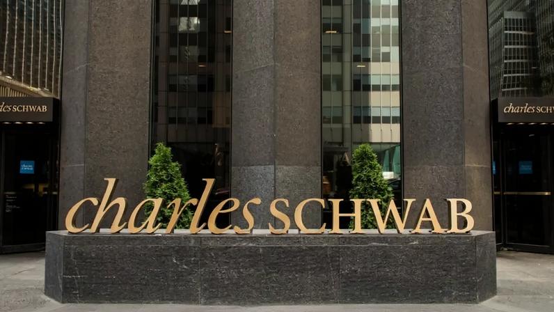 Imagem da matéria: Gigante financeira Charles Schwab libera compra de Bitcoin e Ethereum