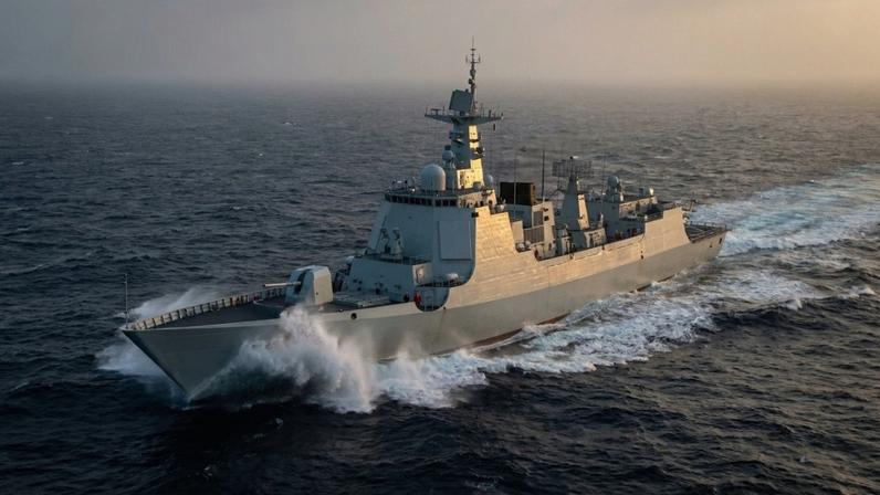 Estaleiro chinês mostra destróieres Type 052D em construção