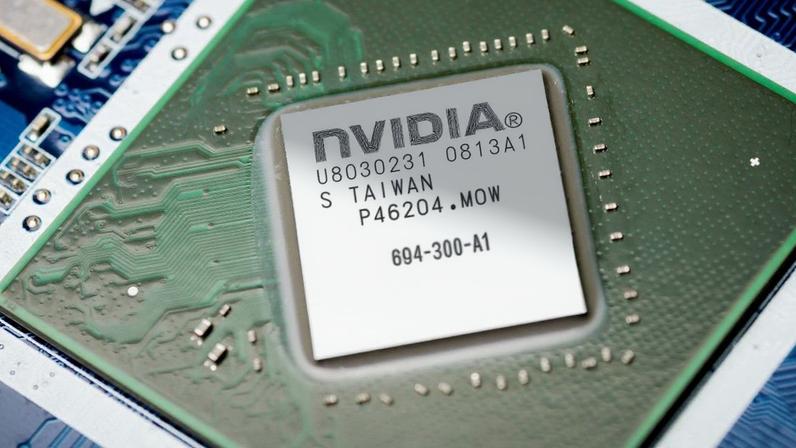 Foto de um chip da Nvidia em um fundo preto, em cima de uma placa verde