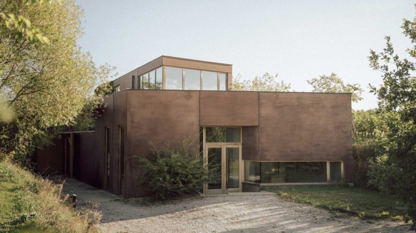 The winery echoes themes of restraint and clarity seen in the winemaking.